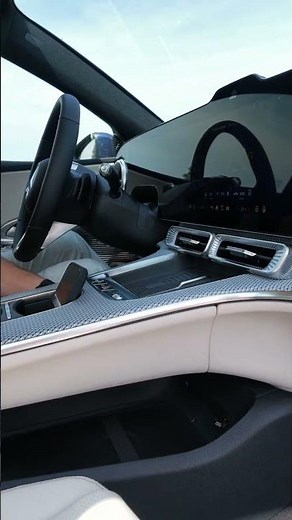 💡Induktives Laden oder per Kabel? Versteckte Öffnung in der neuen elektrischen Mercedes C-Klasse