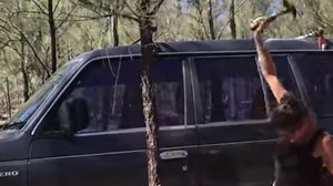 Woman trying to open car window with hammer forgot to try one thing