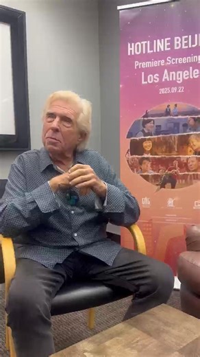 The Chinese documentary film "Hotline Beijing," which showcases stories of Beijing's urban governance, held its Hollywood premiere in Los Angeles on September 22. The film aims to promote the international dissemination and exchange of Chinese films, as well as enhance global understanding of contemporary China. Pete Allman, a renowned Hollywood producer, praised "Hotline Beijing" for its connection to the people and added that Los Angeles could learn from Beijing's approach to providing governm