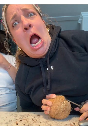 1 parte; Mini block habriendo el coco #minimadafaker @Carla Lucía Saenz @MADAFAKER254