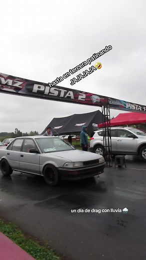 Toyota Corolla en Tercera: Día de Drag bajo la Lluvia