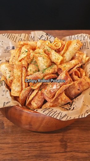海外でバズったロールポテトチップスがかわいすぎるｗ🥔 Crispy Rolled Potatos 海外の”매일맛나 delicious day”という方がやっていたロールポテトチップスを作ってみました 材料は非常にシンプルですが爪楊枝でまとめるのが結構難しかったです スパイスは塩、胡椒、パプリカパウダー、ガーリックパウダーを適当に混ぜました #tiktokfood #potato