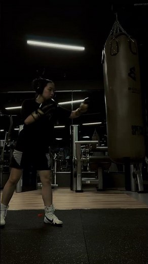 🥊 Boxing bag workout | Reaction and power punches | Follow me for more 💪