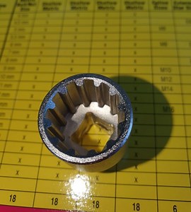 How to loosen glass pool fence spigot?