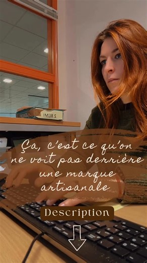 COULEURS DE FREYJA 🍂 Aquarelle artisanale on Instagram: "On voit mes palettes et mes couleurs… mes belles photos en forêt … Ce qu’on voit moins, ce sont les heures après le bureau, les repas pris trop vite, les soirées à broyer les pigments, remplir les stocks, imprimer, photographier, stresser … tout ça entre enfants, animaux , un travail à mi temps pour une sécurité financière … une maison à faire tourner ( merci mon chéri) Construire une marque artisanale quand on mène mille vies, c’est avan