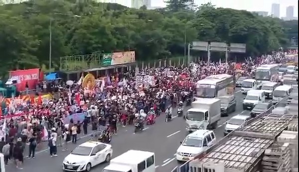 8K views · 109 reactions | The northbound lane of Commonwealth Avenue starts to congest due to the large volume of protesters occupying a portion of the road, hours before President Ferdinand Marcos Jr.'s State of the Nation Address (SONA) on Monday. (Video by Walter Bollozos/The Philippine STAR) | Philippine Star | Facebook