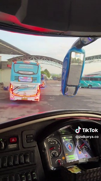 Bus Parwisata di SGN Holiday