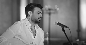 ЛЮБИМА! МЕДИ - "ДА СИ ТУК" LIVE ❤️ Никога цвете не ти подарих Бях се помислил за много велик Беше глупост за мене Да съм нежен с тебе С теб не танцувах един път дори Колкото и да ме молеше ти И редовно за тебе Нямах никакво време Припев. Сега да си тук ще ти купувам цветя всеки ден И ще те взимам навсякъде с мен Ще си те пазя, любов Сега да си тук няма да чуеш - танцувай сама Милата ми пак танцува сега Само, че вече с друг Толкова малко направих за теб Как да обичаш подобен човек Но каквото засл