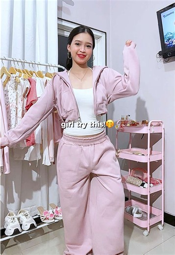 Outfit Jaket Crop Dusty Pink dan Jogger Grey: 4 Pilihan Cute
