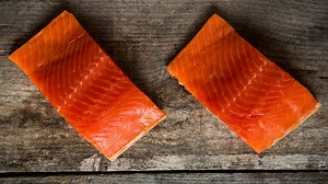 How long does it take to defrost a whole salmon? [2025] | QAQooking.wiki