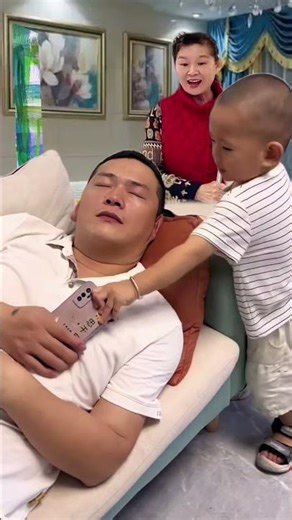 baby playing with dad 😂 아빠 잠든 거 확인하자마자 휴대폰 접수 😂📱💖