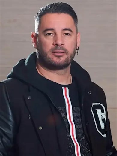 La comunidad musical y sus miles de seguidores se encuentran en un estado de máxima consternación tras confirmarse la noticia que nadie quería escuchar sobre Andy, integrante del emblemático dúo Andy y Lucas. Tras décadas de éxitos y una trayectoria que marcó a toda una generación, la salud del artista ha obligado a tomar decisiones drásticas e irrevocables. Este giro inesperado en su carrera no solo supone un golpe emocional para sus fieles admiradores, sino que también marca el fin de una era 