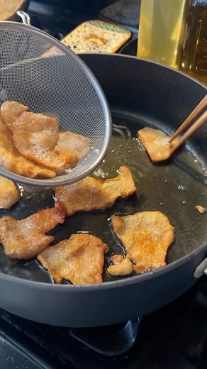 Eating with meng on Instagram: "Part 3: Making Laab Gai (Lao Chicken Salad) We’re almost done! Lao cooking is a process! This is the fun part! See the next video for part 4: How to assemble all the ingredients. 1. In a large frying pan, add chicken skin and fry for 10-15 minutes until it’s golden brown. Remove and place on a strainer. No need to add any oil because the oil from the chicken fats will release. 2. In the same pan, add 1 tablespoons of chicken fat oil and stir fry the gizzards. Add 