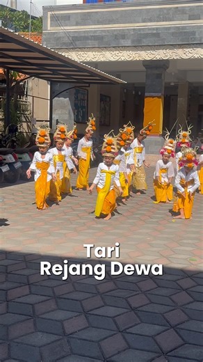 Michella dan Danica menari Tari Rejang Dewa di Sekolah Trims School pada Hari Saraswati.