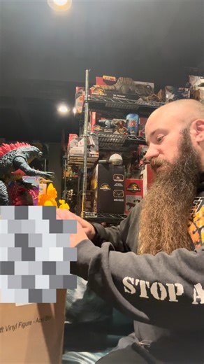 GruesomeGraphx on Instagram: "well this sucks. would have been a cool toy. my review of the BROKE Mondo Alien Mantis figure. This figure is just a mess in general. flimsy plastic pack inside, scuffs all over the figure. would have been a nice nod to the kenner line of the 90s but yea. came broke hands snapped right off. rocket launcher #alien #alientoys #kennertoys #predator #alienvspredator"