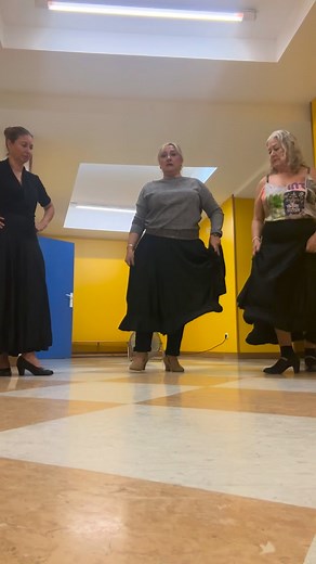 ⭐ PRIMER TERCIO DE LA SEGUNDA SEVILLANA (EXPLICACIÓN TÉCNICA Y FORMATIVA). La segunda sevillana se caracteriza por un estilo más elegante y cadencioso que la primera. Su primer tercio combina desplazamientos suaves con marcajes definidos. ¿Os resulta más fácil el primer tercio de la Segunda Sevillana o el de la Primera? 🤔 #ole #sevillanas #aprender #bailar #clases #compas #ferias #vamonopalaferiacariñomio #parati #style #feriado #followｍe #palma #mallorca #palmademallorca | Clases de Sevillanas