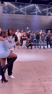 Apprends et progresse avec nous 24/7 grâce à notre école en ligne 👉 onlineletsplaykizombaschool.com 📍 Tous les lundis à Paris – @gclub.paris 🕓 4 heures de cours : • Débutants • Intermédiaires • Intermédiaires avancés 🔥 After party jusqu’à 4h 📍 @thepalm.lounge Food • drinks • chicha • music • dance On se retrouve sur la piste 💃🏽🕺🏽 #kizomba #letsplaykizomba #urbankiz #bachat | JOJO Kizomba #letsplaykizomba