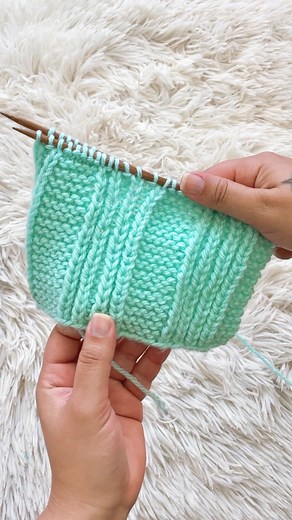 TRICÔ DA THAI on Instagram: "✨ PONTO DE TRICÔ NOVO ✨ Oiii gente, como estão?! No final de semana eu tirei esse ponto pra gravar um passo a passo de touca de tricô masculina e achei tão linda a amostra que resolvi trazer a videoaula só do ponto também. Ele é bem fácil e tem só 2 carreiras diferentes! Sendo que vamos trabalhar apenas os pontos básicos e o ponto meia duplo. Está tudo explicadinho no vídeo, lá no canal! Para encontrar o vídeo no YouTube é só entrar no canal TRICÔ DA THAI, foi o últi