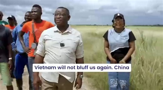 𝐏𝐫𝐞𝐬𝐢𝐝𝐞𝐧𝐭 𝐉𝐮𝐥𝐢𝐮𝐬 𝐌𝐚𝐚𝐝𝐚 𝐁𝐢𝐨 𝐢𝐬 𝐥𝐞𝐚𝐝𝐢𝐧𝐠 𝐛𝐲 𝐞𝐱𝐚𝐦𝐩𝐥𝐞 𝐢𝐧 𝐒𝐢𝐞𝐫𝐫𝐚 𝐋𝐞𝐨𝐧𝐞’𝐬 𝐚𝐠𝐫𝐢𝐜𝐮𝐥𝐭𝐮𝐫𝐚𝐥 𝐭𝐫𝐚𝐧𝐬𝐟𝐨𝐫𝐦𝐚𝐭𝐢𝐨𝐧. As the country celebrates 𝐖𝐨𝐫𝐥𝐝 𝐅𝐨𝐨𝐝 𝐃𝐚𝐲 and marks 𝐭𝐰𝐨 𝐲𝐞𝐚𝐫𝐬 𝐨𝐟 𝐅𝐞𝐞𝐝 𝐒𝐚𝐥𝐨𝐧𝐞, he calls on citizens to grow what we eat and eat what we grow- investing in innovation, youth and modern farming. Institutions like the Sierra Leone Agricultural Research Institute (SALRI) and the Sierra Leone Seed