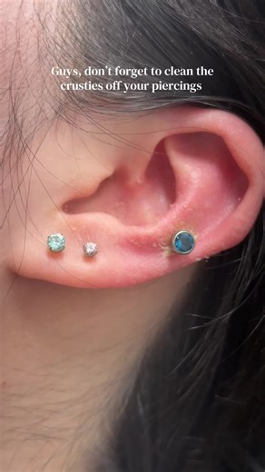 For best results, use a saline piercing spray and cotton swabs. If the buildup is heavy, you can use soapy foam and gently clean around the piercing with your fingers🖤#piercingtok #piercingLA #piercingproblems #helixpiercing #losangeles