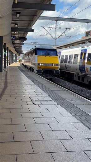 LNER 91 106 Intercity 225 terminates into Leeds from London King’s Cross! #lner #train #intercity