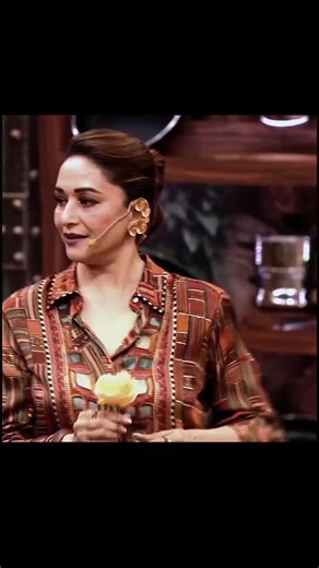 🇮🇳❤️ on Instagram: "日本利用压电瓷砖将人们的脚步转化为电能。 这些瓷砖能够捕捉你脚步产生的动能。 当你行走时，你的体重和动作会对瓷砖产生压力。 瓷砖会轻微弯曲，产生机械应力。 瓷砖内部的压电材料会将这种应力转化为电能。 每一步都会产生少量电荷，数百万步加在一起，就能产生足够的电力来驱动 LED 灯、数字显示屏和传感器。 在像涩谷车站这样人流密集的地方，每天大约 240 万步都在为这个系统做贡献。 这些电力可以储存起来或立即使用，从而减少对传统能源的依赖，并支持可持续的城市基础设施。 这种方法把日常的动作转化为实用的可再生能源。 #日本 #知识 #事实 #你知道吗 #推荐 科技 创新 历史 技术 实验 热门"