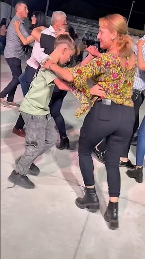 Hooo little tap-dancing monkey #chamamé mom and her son 😍