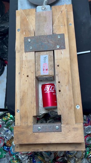 挑战全世界压易拉罐记录#shorts #cancrushin #cancrushing #satisfying #drink#ASMR#cans#解压#缓解压力#FallintoShorts