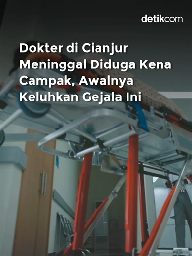 Viral tenaga kesehatan dilaporkan meninggal diduga karena campak saat bertugas. Kementerian Kesehatan RI mengonfirmasi nakes tersebut adalah dokter pria AMW berusia 26 tahun yang sedang bertugas di Cipanas, Kabupaten Cianjur, Jawa Barat. Menurut hasil investigasi awal, AMW semula sempat mengeluhkan gejala demam, ruam merah, hingga berujung sesak napas berat. Kepala Biro Komunikasi dan Informasi Publik Kemenkes RI Aji Muhawarman menyebut yang bersangkutan mengalami komplikasi.