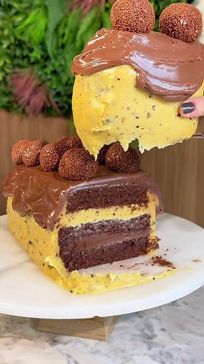 BOLO DE BRIGADEIRO E MARACUJÁ pra provar que o meu brigadeiro é o melhor do mundo simmm😍| @tpmjuferraz Você não ia achar ruim se recebesse um desse em casa agora, né?😂 ja me segue pra não perder as melhores receitas com brigadeiro que existem! Bolo de brigadeiro ao leite e maracujá Massa de chocolate Ingredientes 250g farinha 1 colher de sopa de fermento 100g de chocolate em pó 50% 4 ovos extra 300g açúcar refinado 200ml óleo (milho, girassol) 200ml de leite Brigadeiro de maracujá 2 latas de l