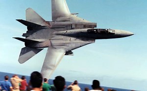 【讲堂285期】能突破音障的F-14战斗机，配备可变后掠翼，在航空母舰上起降自如