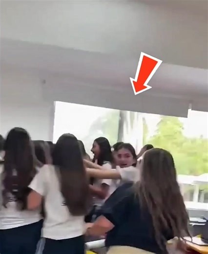 فعلوا الطلاب مقلب في المعلمه بسبب رووووعة 😳⭕