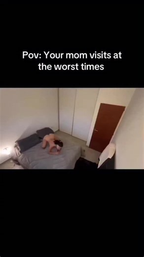 @giraffe.girl.hub on Instagram: "日本利用压电瓷砖将脚步转化为电能。这些瓷砖捕捉来自你脚步的动能。当你行走时，你的重量和动作会对瓷砖产生压力。瓷砖会轻微弯曲，从而产生机械应力。瓷砖内部的压电材料将这种应力转化为电能。每一步都会产生少量电荷，而数百万步结合在一起就能产生足够的电力来驱动 LED 灯、数字显示屏和传感器。在像涩谷车站这样繁忙的地方，每天大约有 240 万个脚步为这一系统作出贡献。这些电能可以被储存或立即使用，从而减少对传统电力来源的依赖，并支持可持续的城市基础设施。这种方法将日常运动转化为实用的可再生能源 #日本 #知识 #事实 你知道吗 推荐 科技 创新 历史 技术 实验 热门"