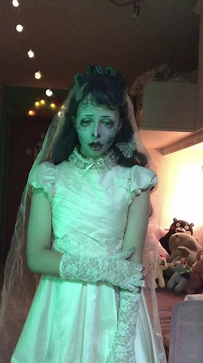 Emily Noiva Cadáver Cosplay: Spooky Halloween Transformation