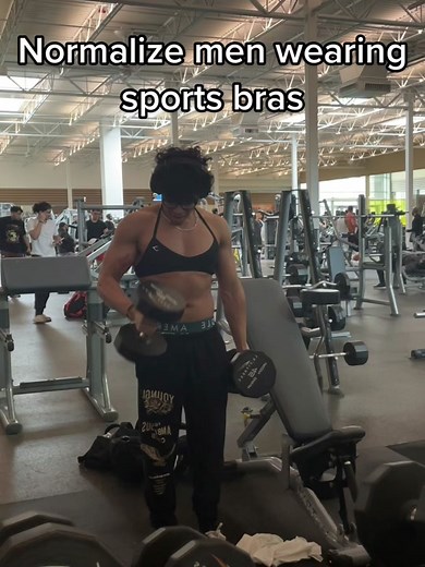 Men Wearing Sport Bras: Breaking Stereotypes in Gym Fashion