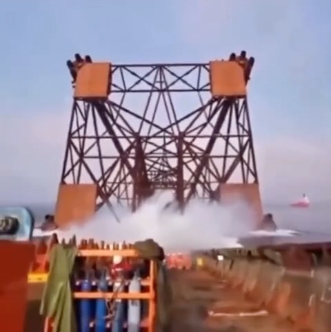 @crash_before_cubicles on Instagram: "🇧🇷 (listen with sound on) 🔉 installation of a jack-up rig (also called a self-elevating unit or self-elevating platform). Jack-up rigs are mobile offshore drilling units commonly used in shallower waters (typically up to about 400-500 feet deep). Here’s how the key part of the process works: • The rig is towed to the site in a floating/horizontal configuration, with its long legs (usually 3 or 4 massive steel truss legs, each with a “spudcan” foot at the
