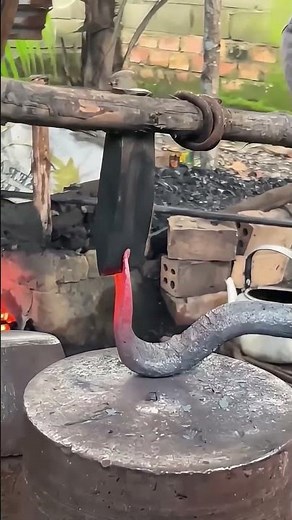 Forging a Strong Crowbar Manually with Traditional Blacksmith Skills