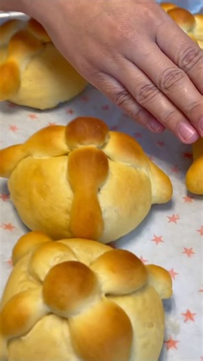 ✨ Aprende a preparar el tradicional pan de muerto con esa textura suave y ese aroma a naranja que tanto nos encanta 🕯️🍞 En este video te mostramos paso a paso cómo hacerlo en casa para que te quede ¡delicioso y esponjoso! 💬 Cuéntanos en los comentarios con qué te gusta acompañarlo… ¿chocolate caliente, cafecito o solito? 🤎 #PanDeMuerto #RecetaTradicional #DecorandoPasteles #ReposteríaMexicana #HechoEnCasa | Dany Orsan
