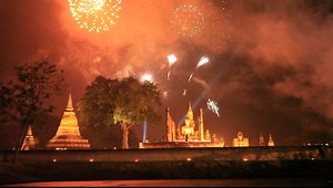 43K views · 1.7K reactions | Nous voilà en 2020 en Thaïlande depuis presque une heure. Petite vidéo du feu d'artifice du Nouvel An dans le parc historique de Sukhothai. Tous mes meilleurs voeux pour cette nouvelle année qui commence ! Sawasdee pee mai tuk khon na krap ! | Thailandee.com - Guide du voyage en Thaïlande | Facebook