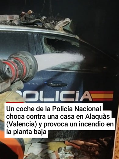 Coche Policía Nacional choca e incendia casa en Alaquas