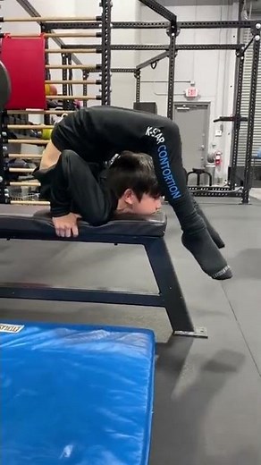 Kid Performs Insane Back Bending Contortion Pose - 1305480