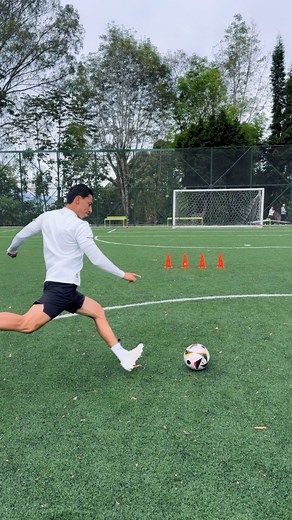 332K views · 13K reactions | El tiro libre al palo del arquero exige precisión y engaño. ⚡ Con la técnica correcta, puedes sorprenderlo y colocar la pelota donde menos lo espera.  Aquí tienes el primer paso para perfeccionar este recurso y sumar goles a tu repertorio. #football #tutorial #soccer #entrenamientofutbol #futbol | P17trainer | Facebook