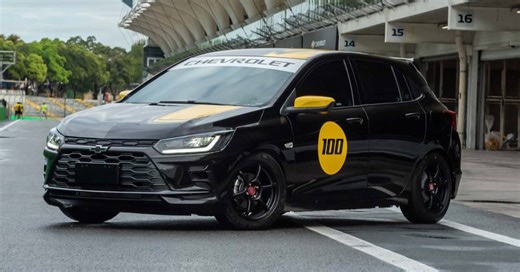 Chevrolet Onix vira carro de corrida com motor 1.2 turbo e interior ‘depenado’