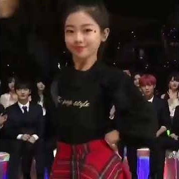 Momoland dancing infront of bts, blackpink and twice