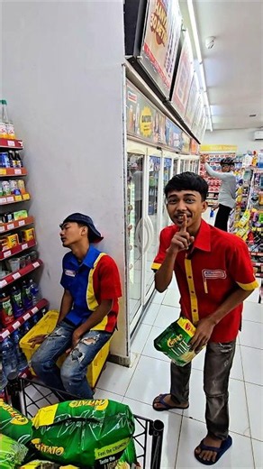 bangunin si biru yg lagi tidur di kontener😁😁