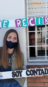 EL EMOCIONANTE VIDEO DE UN ABUELO Y SU NIETA RECIBIDA DE CONTADORA Ivana Negri terminó la carrera y, tras años de estudio y de trabajo, pudo celebrar con casi toda su familia. Su abuelo de 94 años está en un hogar de ancianos y por los protocolos del COVID no pudo ir a visitarla. Entonces ella, con el clásico cuadro de egresada, fue a visitarlo a través de su ventana para que su celebración esté completa ❤️https://infob.ae/3zlz7eo | Infobae