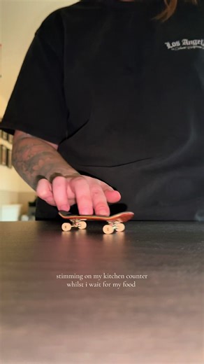 i love tiny skateboards #fingerboard #fingerboardingisfun #fingerboarding #fingerboardtricks #fingerboardnollie @Flatfacefingerboarding @Maple Wheels @Blackriver @BULLGOD FINGERBOARDS