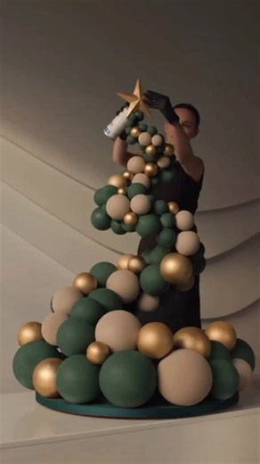 Artistuniversity 🔴 | Watching artist @pauline_cake work is pure magic. She creates incredibly professional, creative cakes that are more like edible sculptures... | Instagram