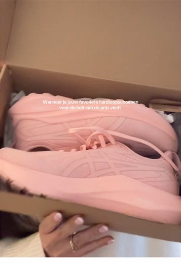 Al 2x een hardloopanalyse gedaan en telkens komt eruit dat ik het beste loop op de ASICS GT 2000. Na 2 zwarte paren vond ik dit paar in deze mooie kleur en voor de helft van de prijs! Wist je trouwens dat voor de meeste hardloopschoenen aangeraden wordt om hier 500-800km op te lopen (afhankelijk van je intensiteit). Als je voor een marathon traint zit je hier al vrij snel aan en is het verstandig niet te lang op versleten schoenen door te lopen om blessures te voorkomen. #hardlopen #hardloopscho