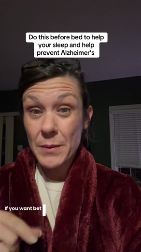 Want a simple habit that supports better sleep and better brain health? Here’s an easy, research-backed tip you can do before bed to help your brain repair, restore, and clean out waste overnight — a process deeply connected to Alzheimer’s prevention. Just dimming your lights 30–60 minutes before bed helps your body boost melatonin naturally. And melatonin isn’t just a sleep hormone… it supports memory, protects brain cells, and helps your brain run its nighttime cleaning cycle. Better sleep = b